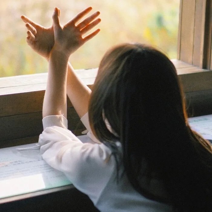她自林中来
